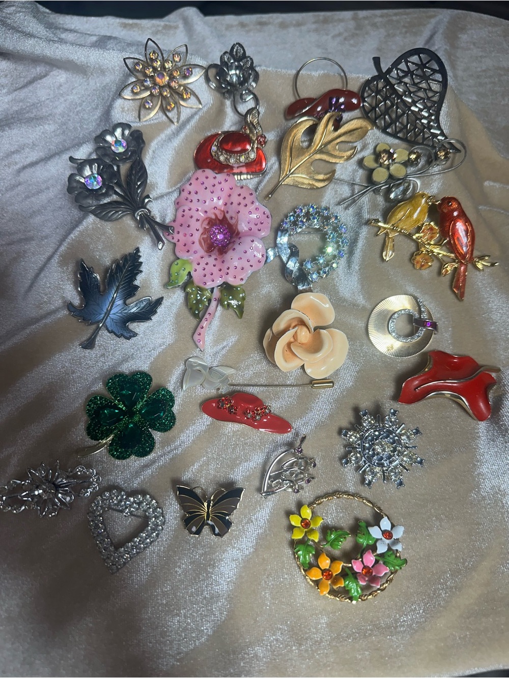 Beautiful 23 vintage pins